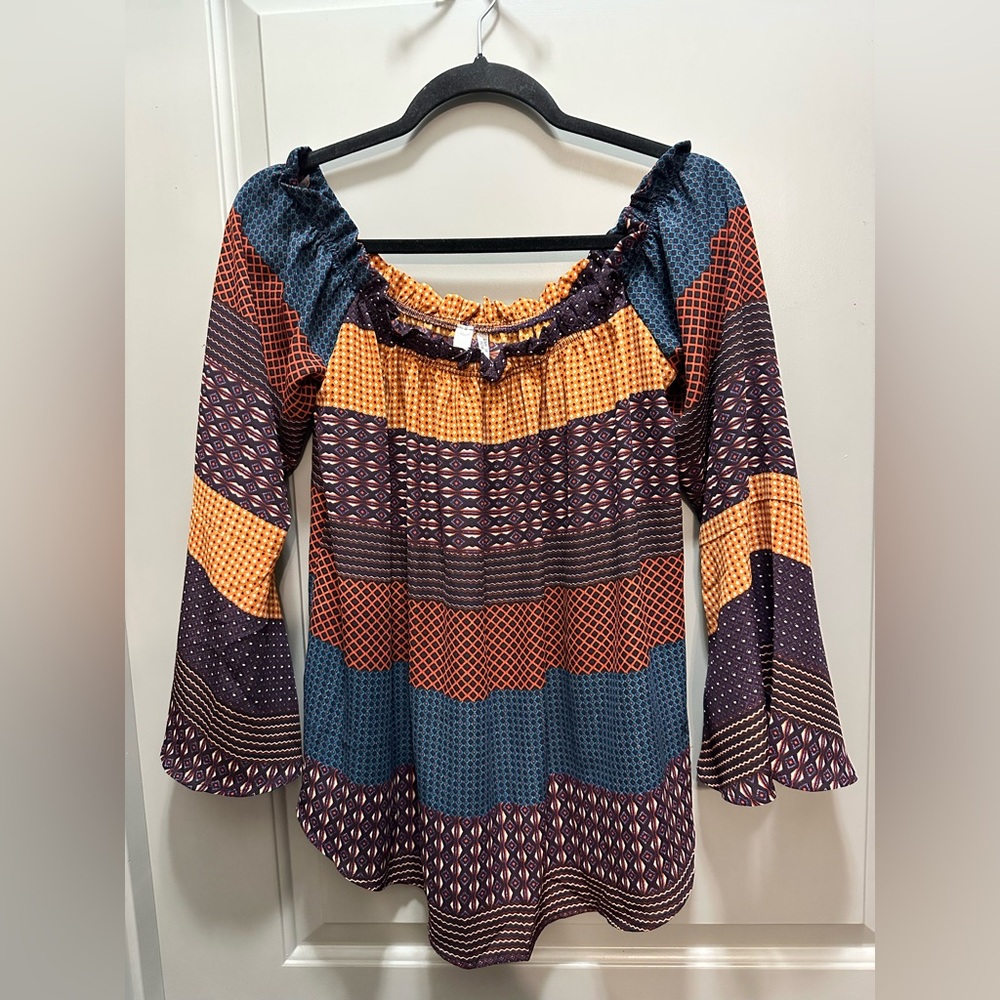 Love, Zoe Size M Off Shoulder Bell Sleeve Blouse EUC